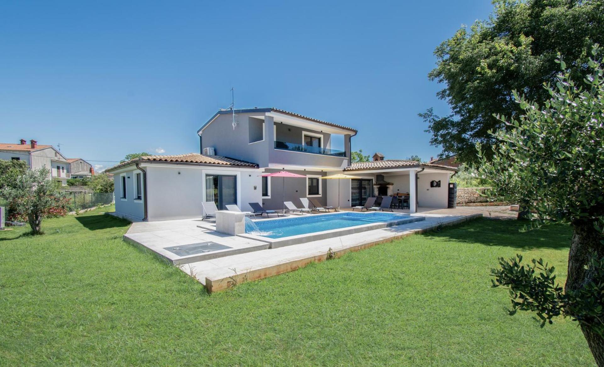 Villa Vala With A Large Yard Near Pula *